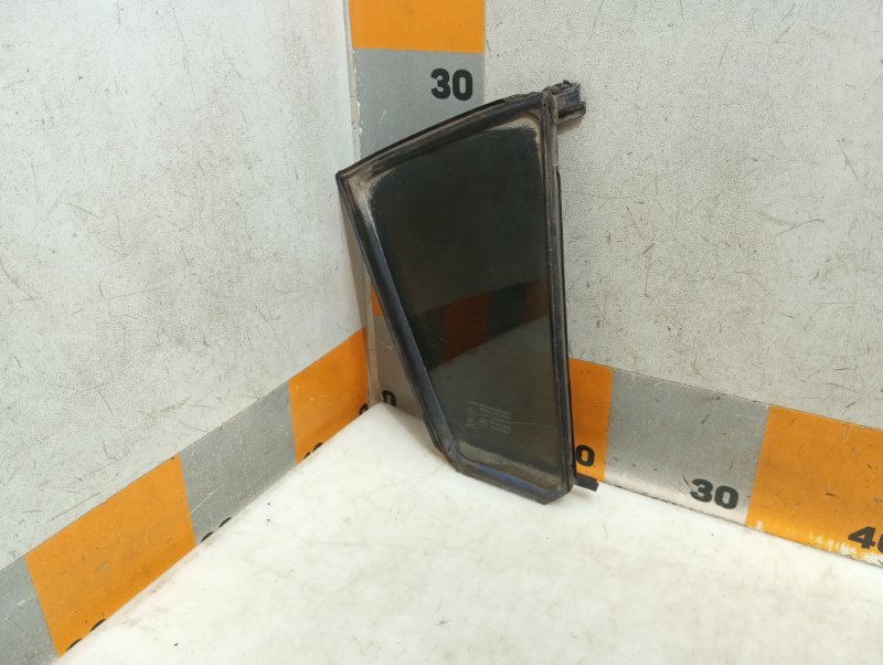 Стекло двери задней правой