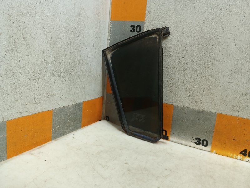 Стекло двери задней правой