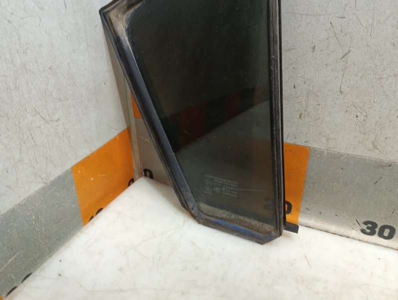 Стекло двери задней правой