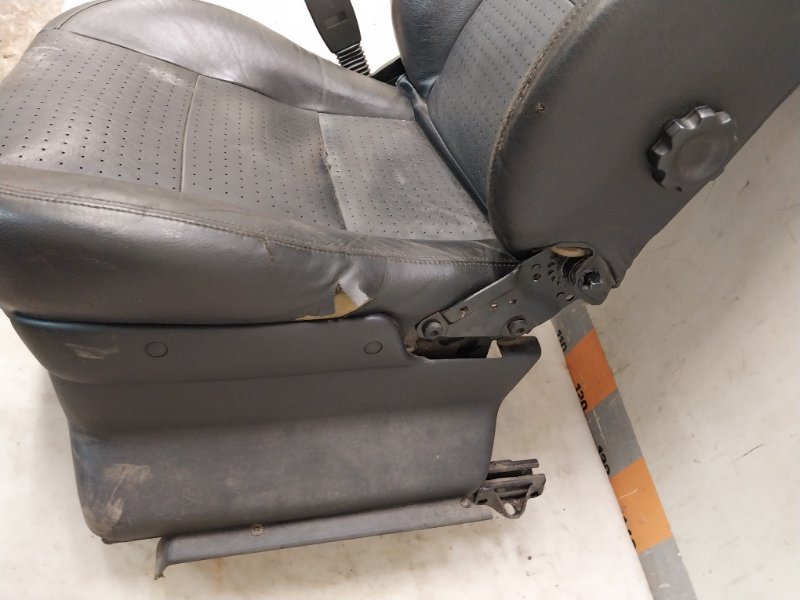 Сиденье переднее левое