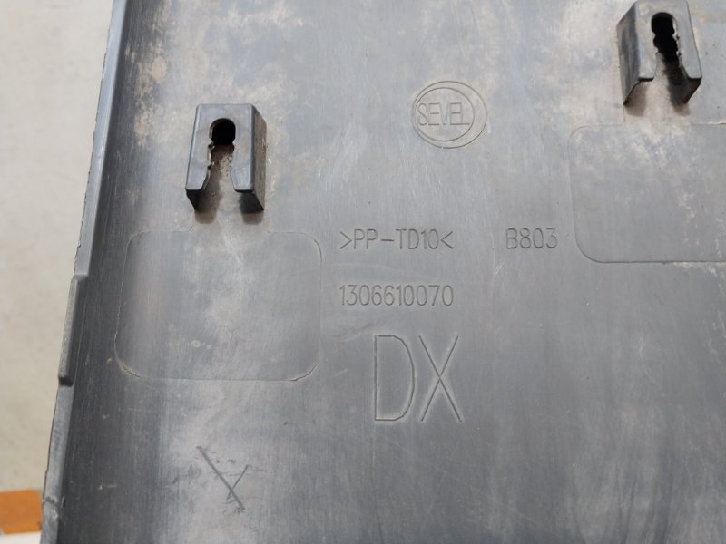 Молдинг заднего крыла правого