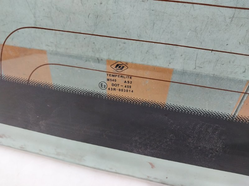 Стекло двери багажника