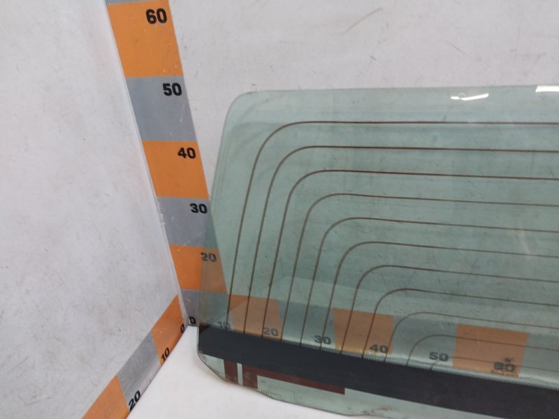 Стекло двери багажника