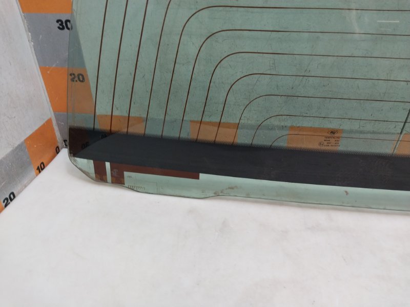 Стекло двери багажника