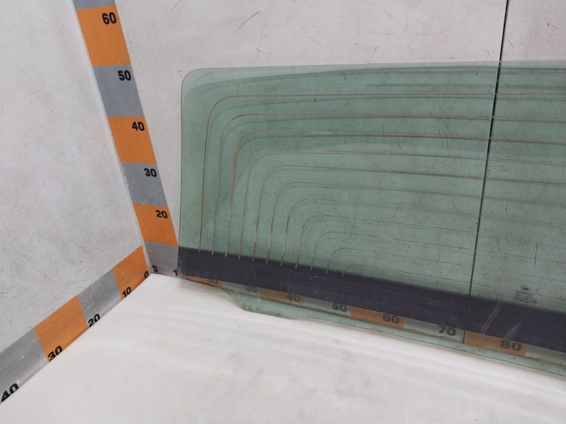 Стекло двери багажника