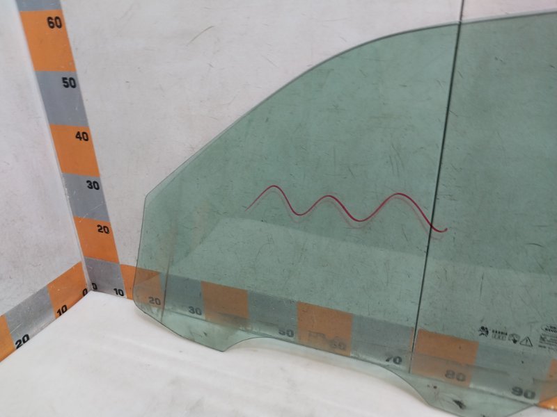 Стекло двери передней правой