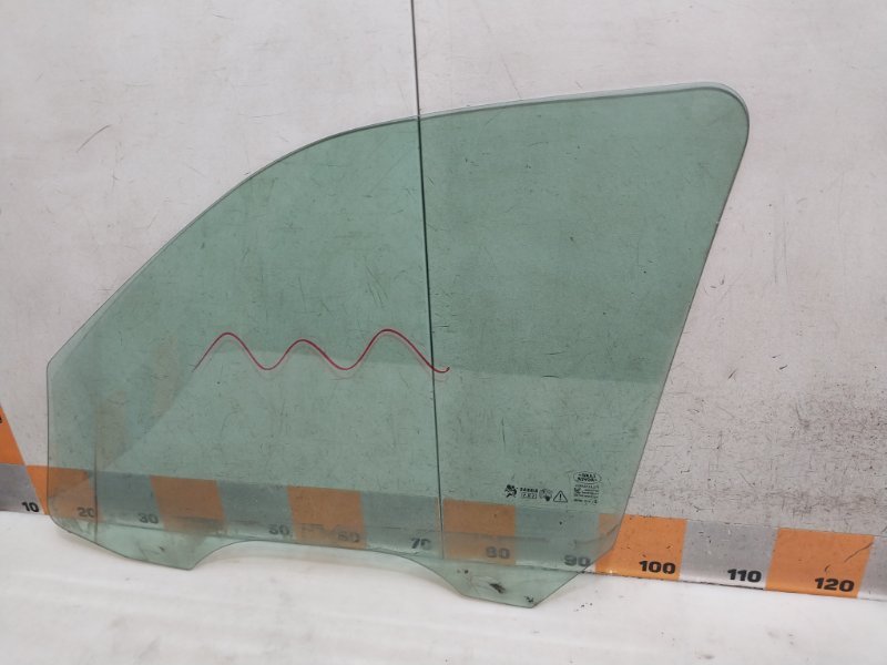 Стекло двери передней правой