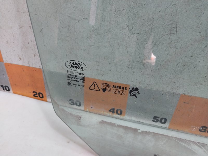 Стекло двери передней правой