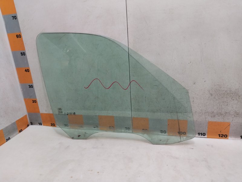 Стекло двери передней правой