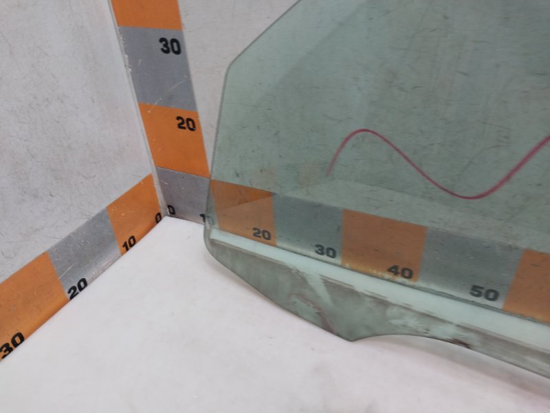 Стекло двери передней левой