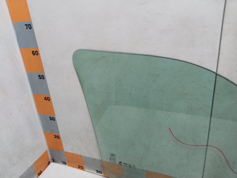 Стекло двери передней левой