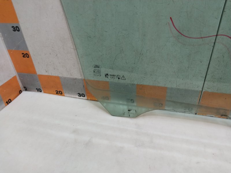 Стекло двери передней левой