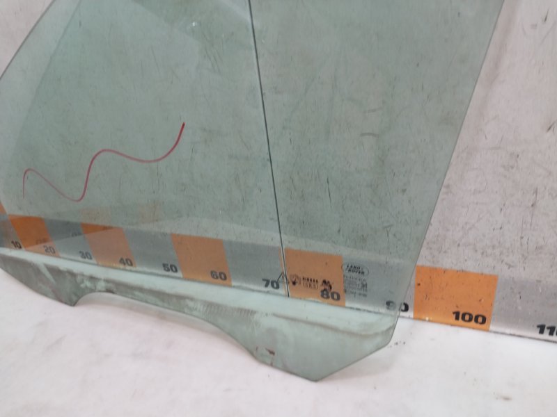 Стекло двери передней левой