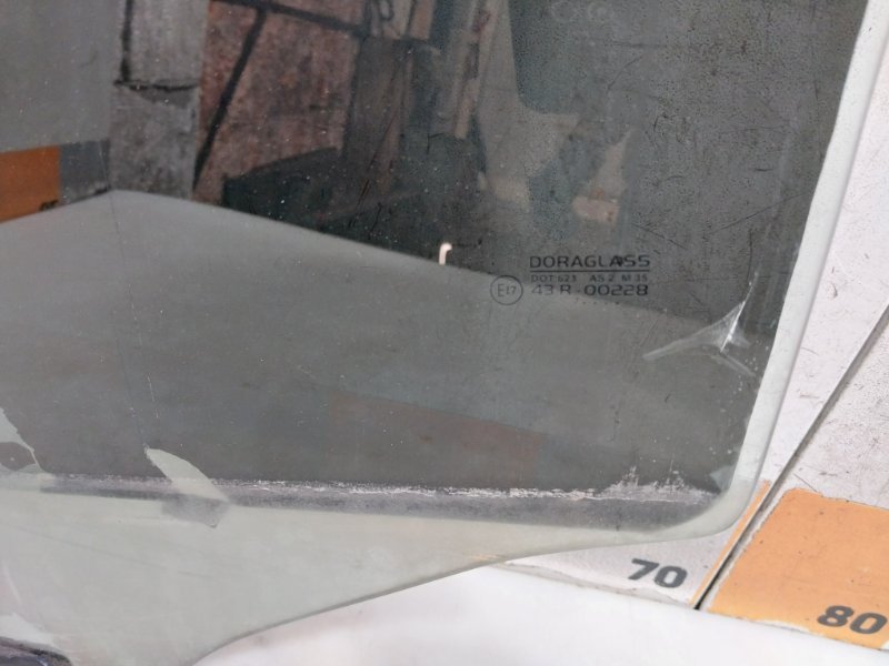 Стекло двери задней левой