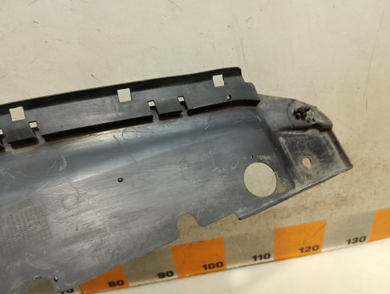 Кожух замка капота