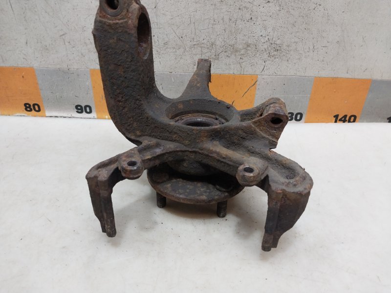 Кулак поворотный передний правый