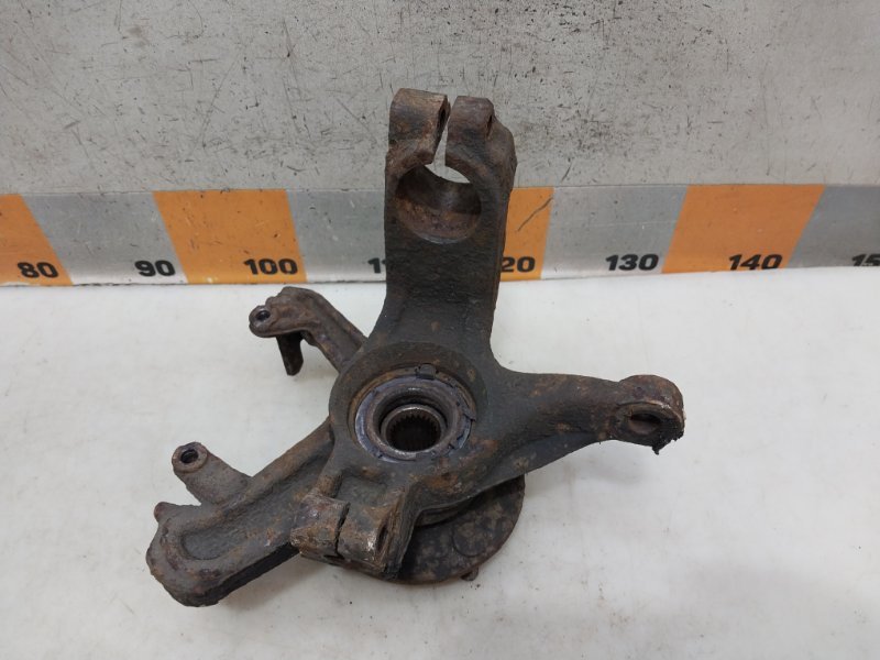 Кулак поворотный передний правый