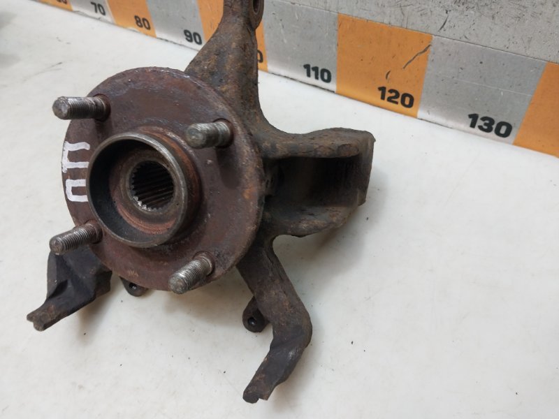 Кулак поворотный передний правый