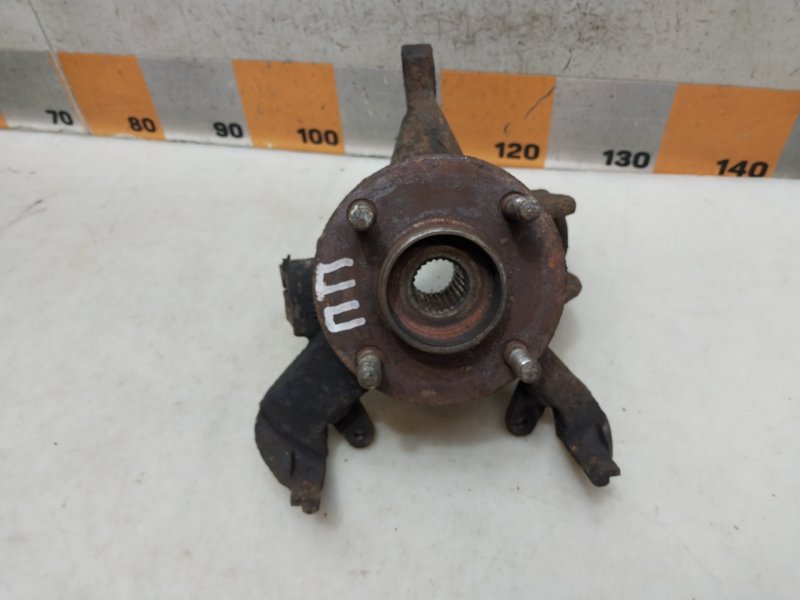 Кулак поворотный передний правый