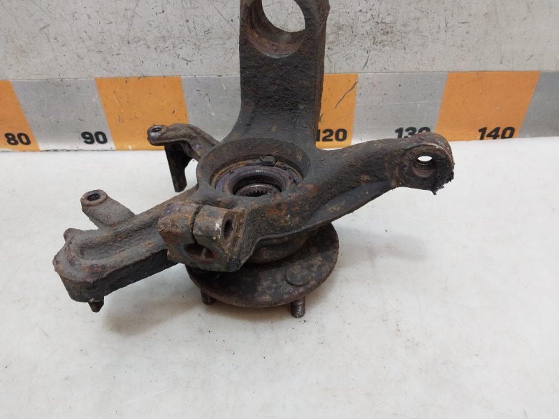 Кулак поворотный передний правый