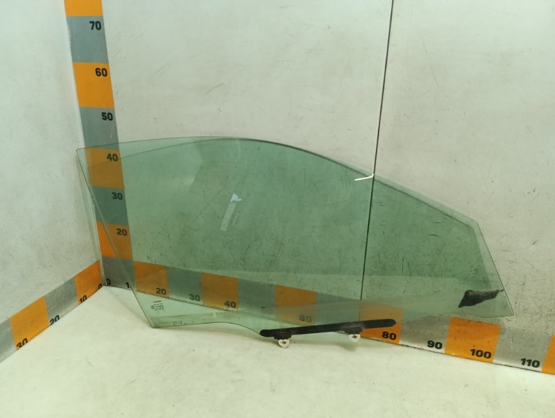 Стекло двери передней правой