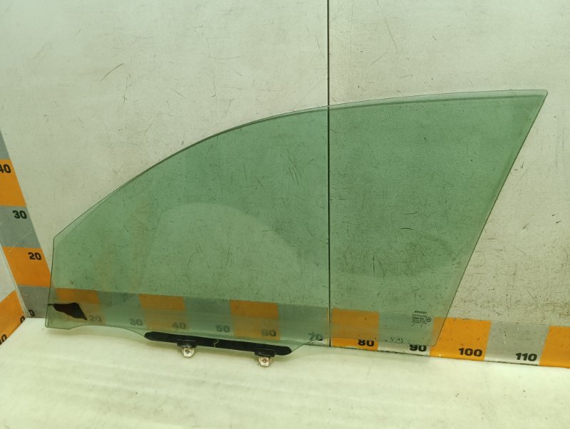 Стекло двери передней правой