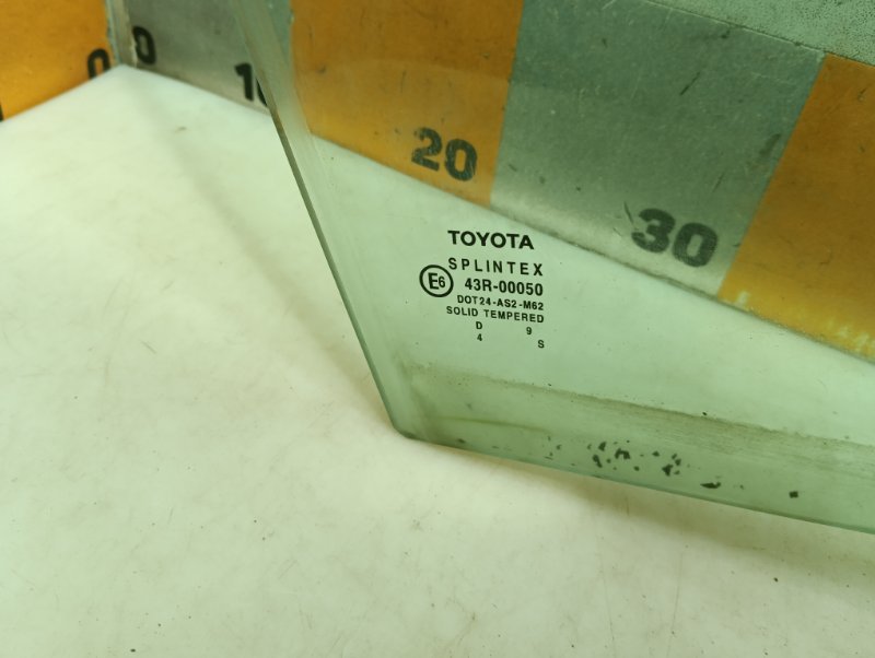 Стекло двери передней правой