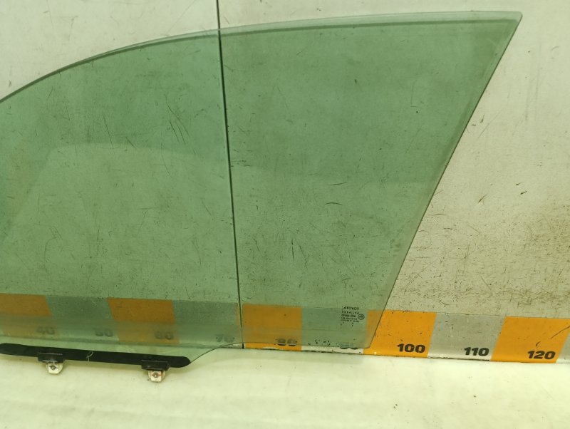 Стекло двери передней правой