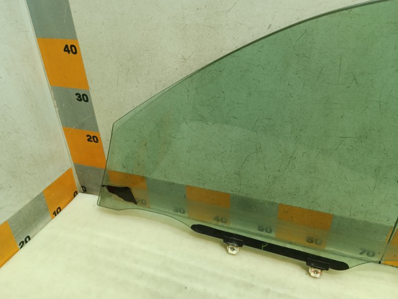 Стекло двери передней правой