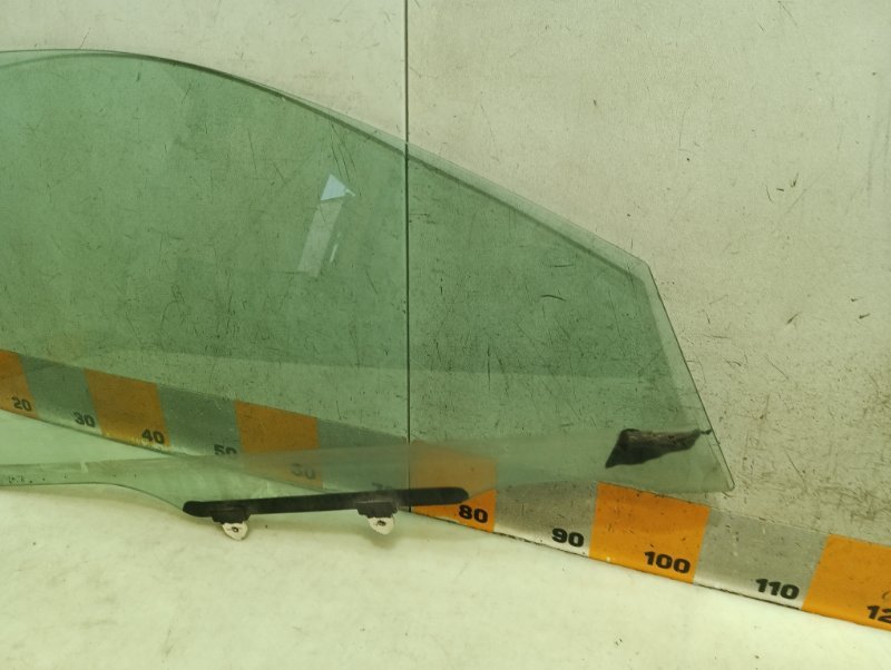 Стекло двери передней правой