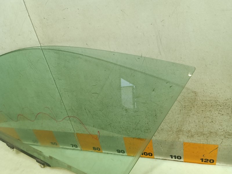 Стекло двери передней левой