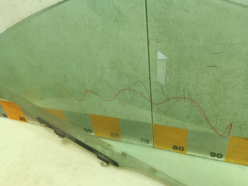 Стекло двери передней левой