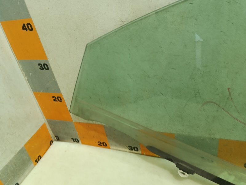 Стекло двери передней левой