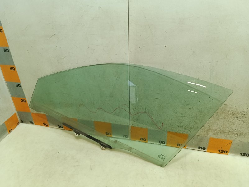 Стекло двери передней левой