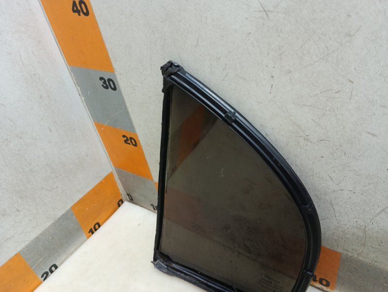Стекло двери задней правой