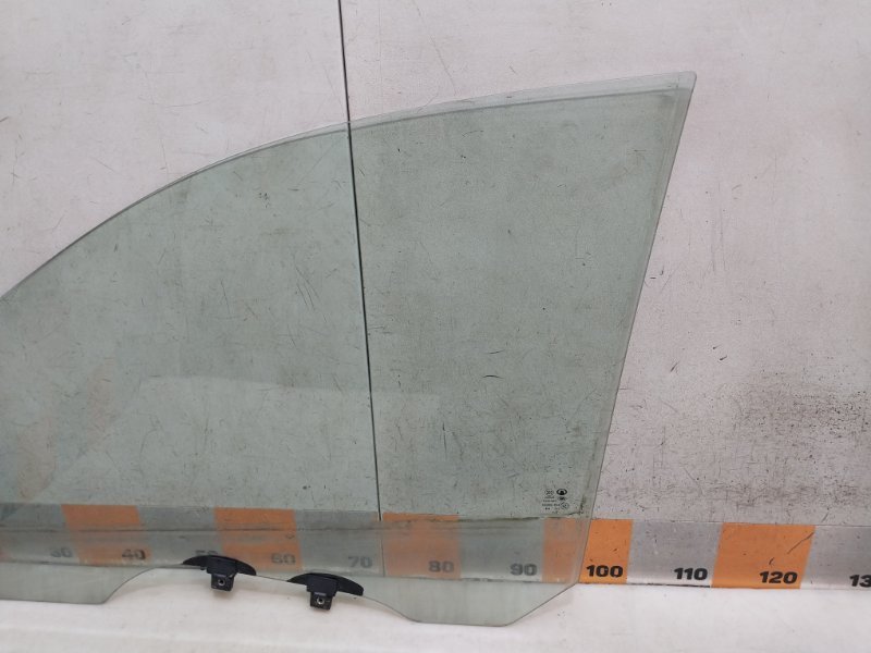Стекло двери передней правой
