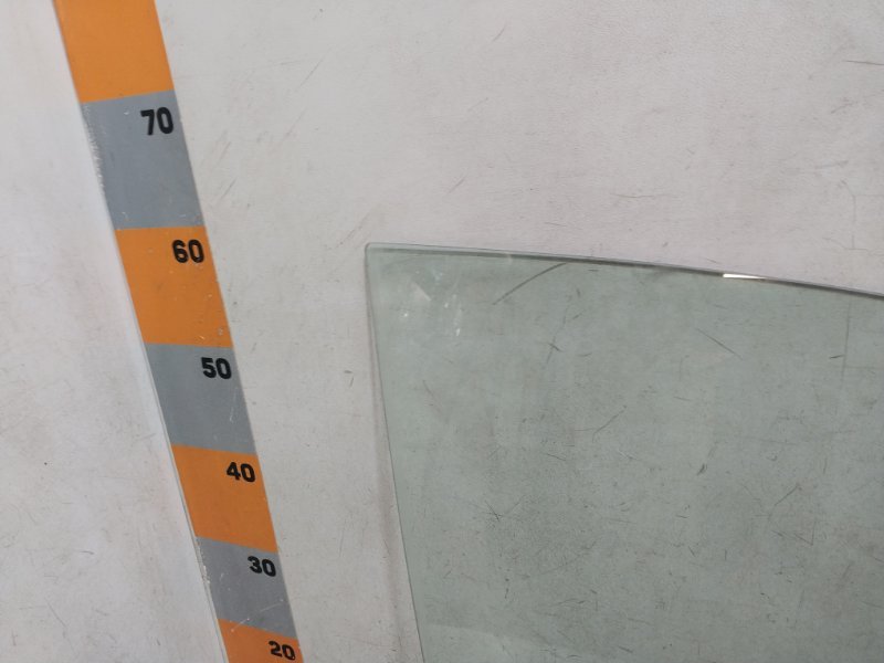 Стекло двери передней правой