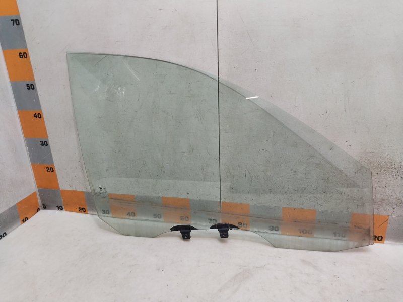 Стекло двери передней правой