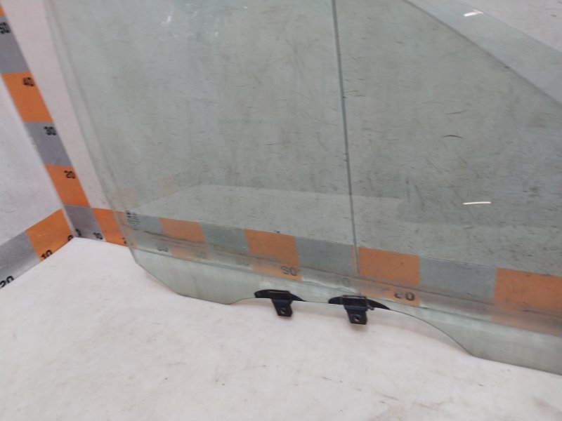 Стекло двери передней правой