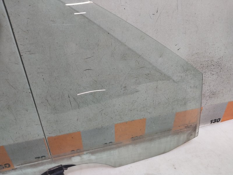 Стекло двери передней правой