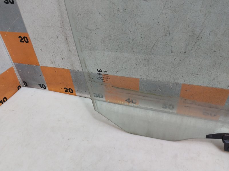 Стекло двери передней правой