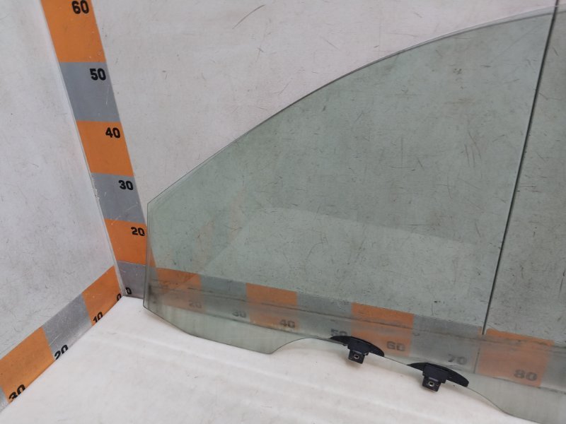 Стекло двери передней правой