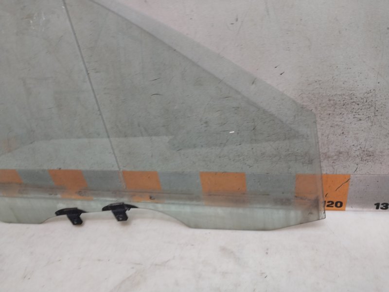 Стекло двери передней правой