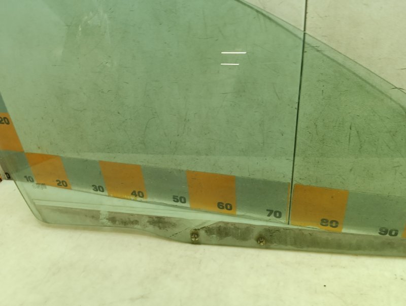 Стекло двери передней правой