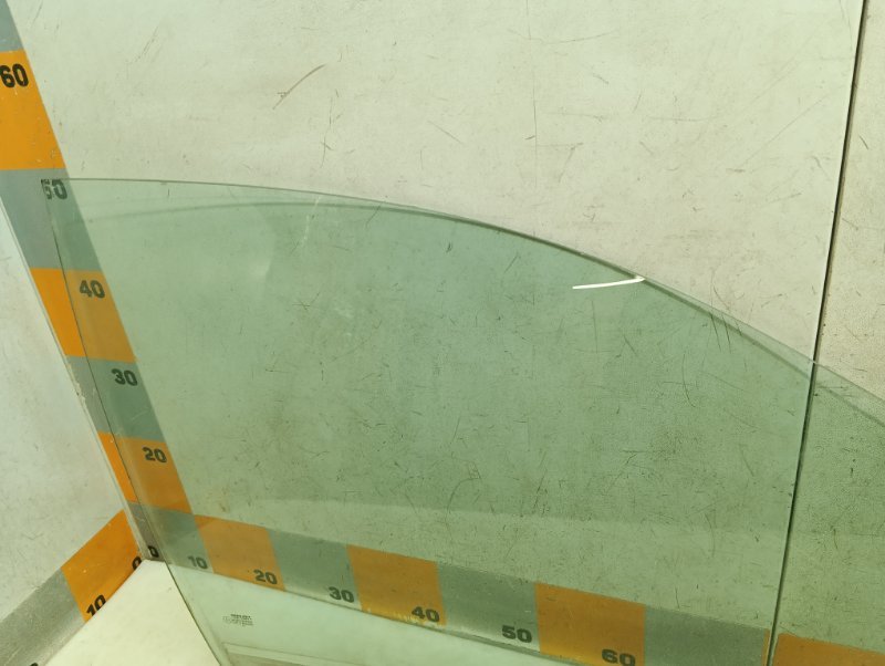 Стекло двери передней правой