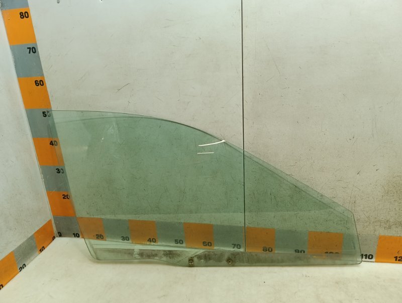 Стекло двери передней правой