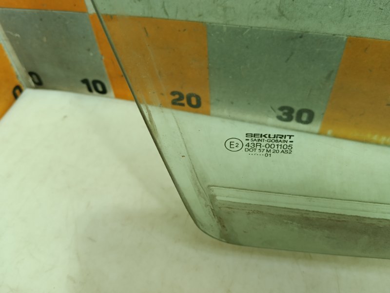 Стекло двери передней правой