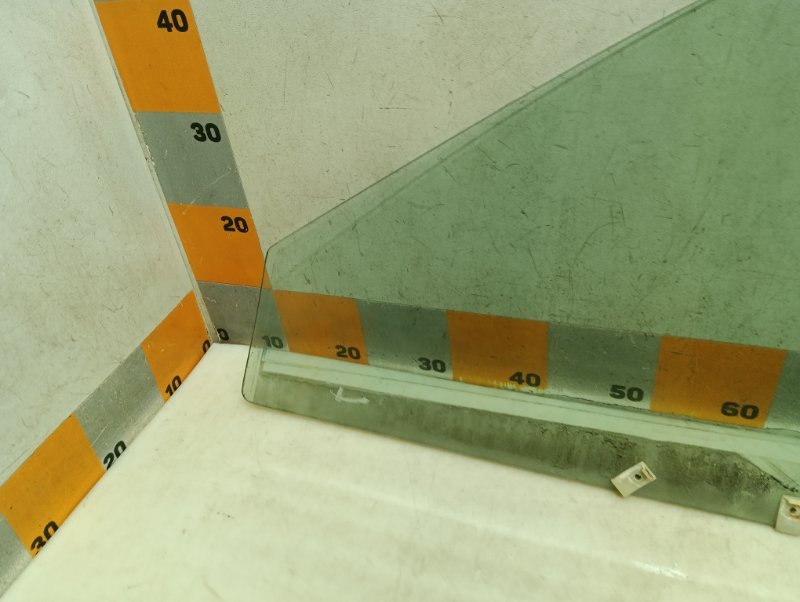 Стекло двери передней правой