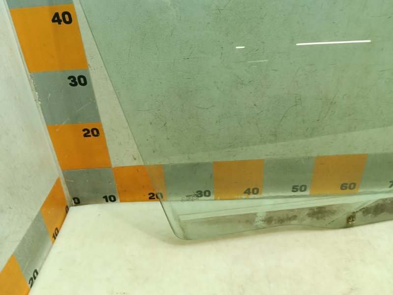 Стекло двери передней правой