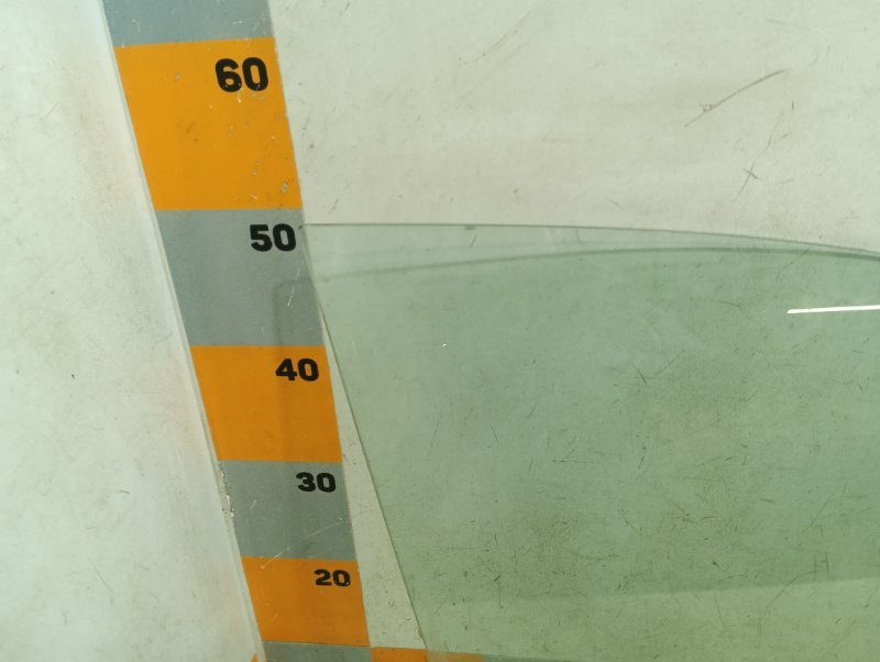 Стекло двери передней правой